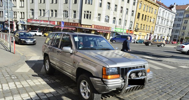 Instruktor policejní akademie, který boural opilý: Může dál řidit!