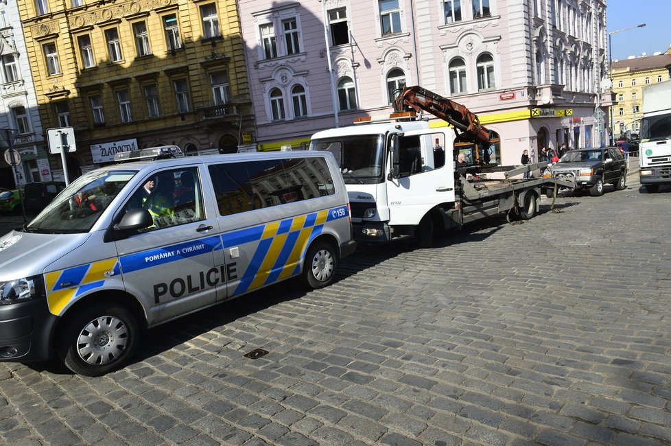 Opilý instruktor policejní akademie naboural svým jeepem v Praze 4 dvě auta