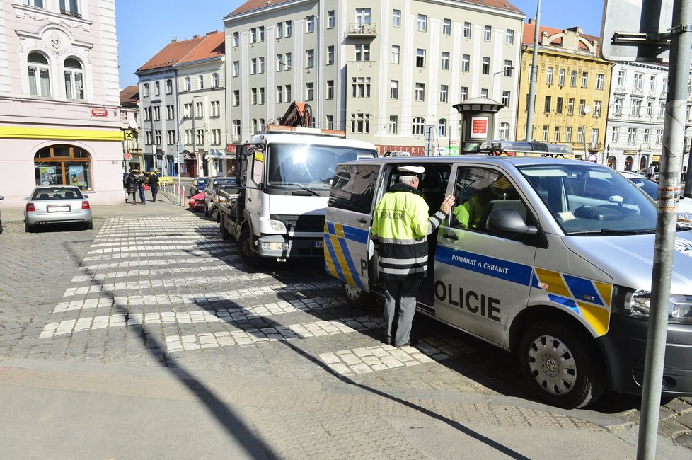 Opilý instruktor policejní akademie naboural svým jeepem v Praze 4 dvě auta