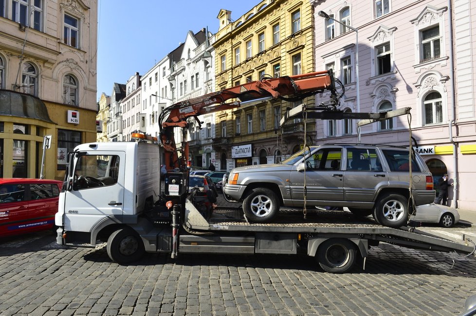 Opilý instruktor policejní akademie naboural svým jeepem v Praze 4 dvě auta