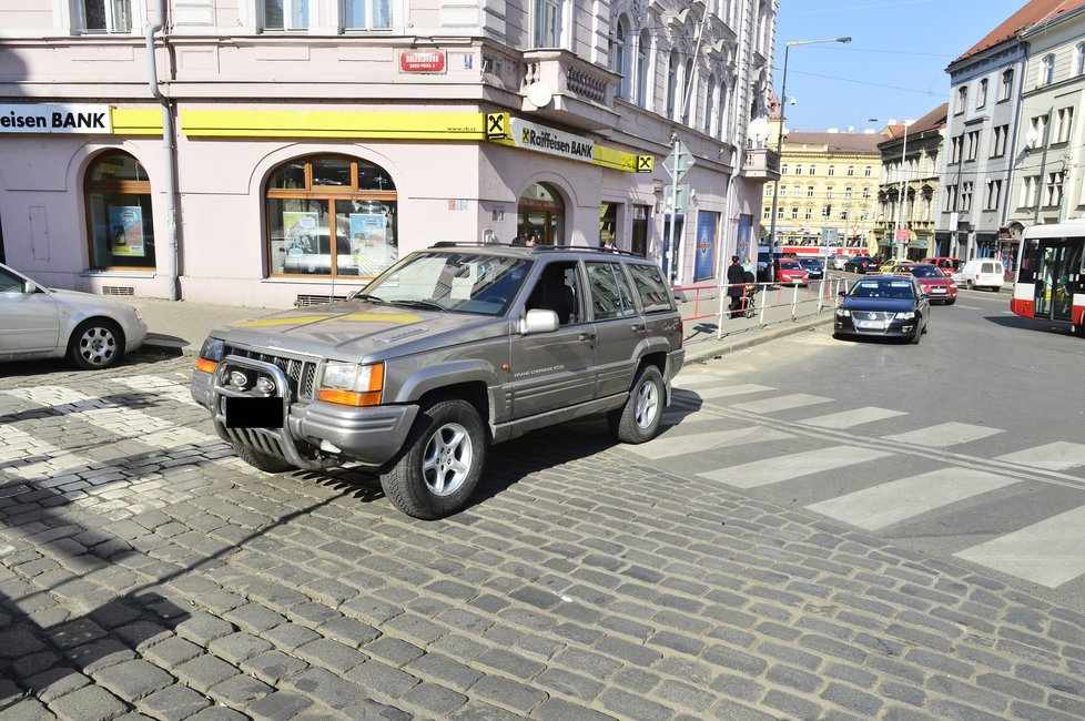 Opilý instruktor policejní akademie naboural svým jeepem v Praze 4 dvě auta.