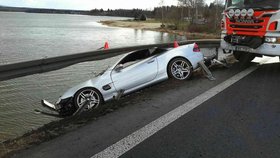 Bouračka mercedesu na Jesenické přehradě: Cizinec málem vjel do vody!