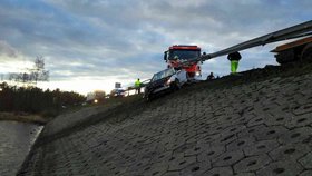 Bouračka mercedesu na Jesenické přehradě: Cizinec málem vjel do vody!