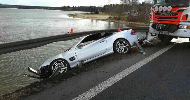 Bouračka mercedesu na jesenické přehradě: Cizinec málem vjel do vody!