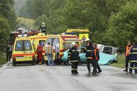 Nehoda auta s autobusem: Jeden mrtvý, 21 lidí zraněno