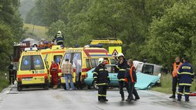 Nehoda na Karlovarsku. Zraněno bylo minimálně pět dětí