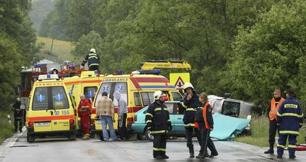 Nehoda na Karlovarsku. Zraněno bylo minimálně pět dětí