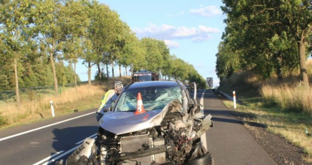 Smrtelná nehoda na Karlovarsku: Matky s dětmi lezly z aut se dívat, popisují šokovaní svědci