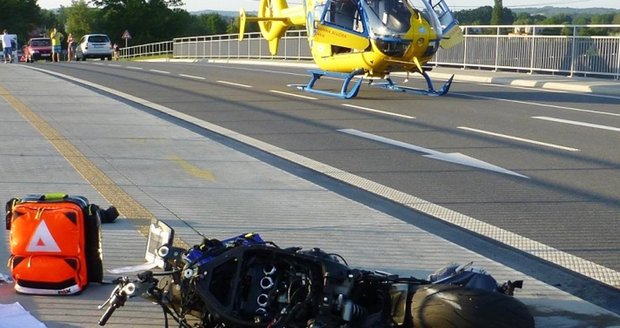 U Nového Bohumína se střetla motorka s traktorem. Motocyklista na místě zemřel. 