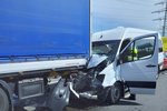 Vážná dopravní nehoda v Kbelské ulici. Sanitky odvezly tři raněné. (12. duben 2023)