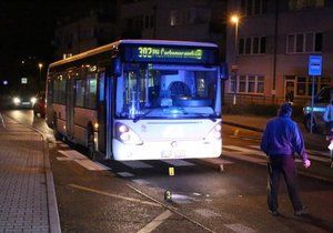 Nehoda ve Kbelích, autobus tu srazil chodce.