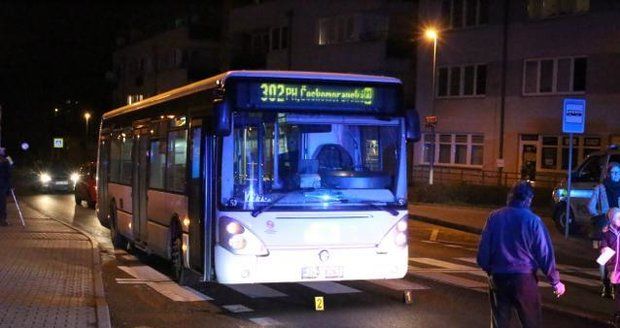 Autobus ve Kbelích srazil na přechodu ženu: Vážně zraněná skončila v nemocnici