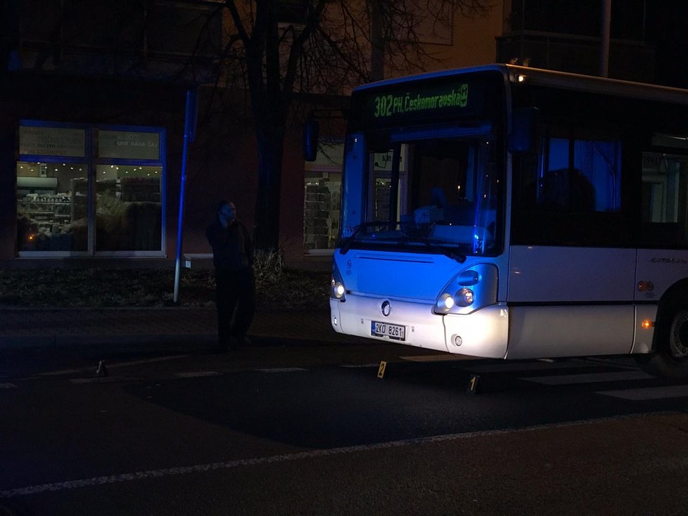 Nehoda ve Kbelích, autobus tu srazil chodce.