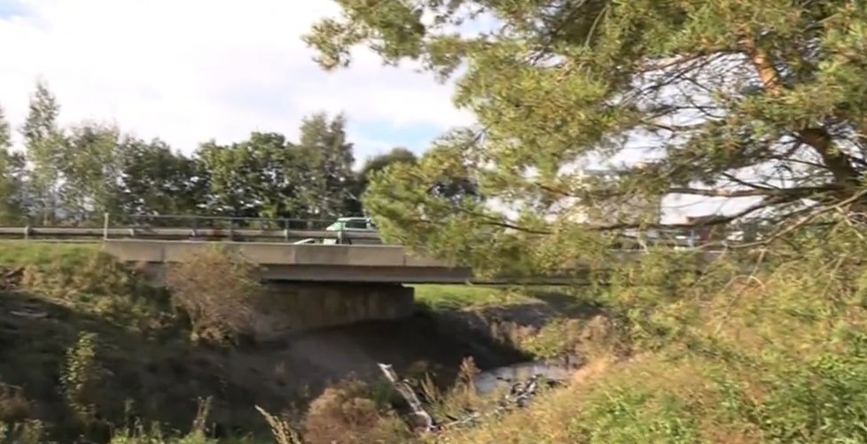 Ve vraku auta pod mostem našli dva mrtvé mladíky: Příčiny neštěstí vyšetřuje policie