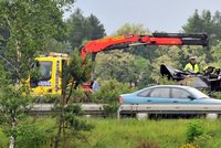 Nehoda na R 6: Auto vyletělo z vozovky, řidič mrtvý na místě