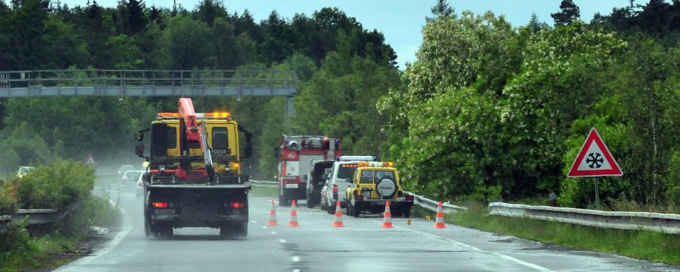 Auto po nehodě přistálo 50 metrů od vozovky.