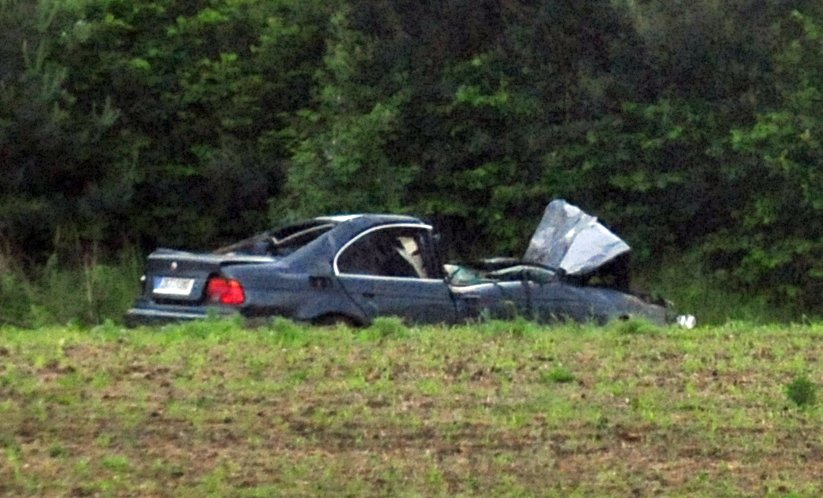 Auto po nehodě přistálo 50 metrů od vozovky.