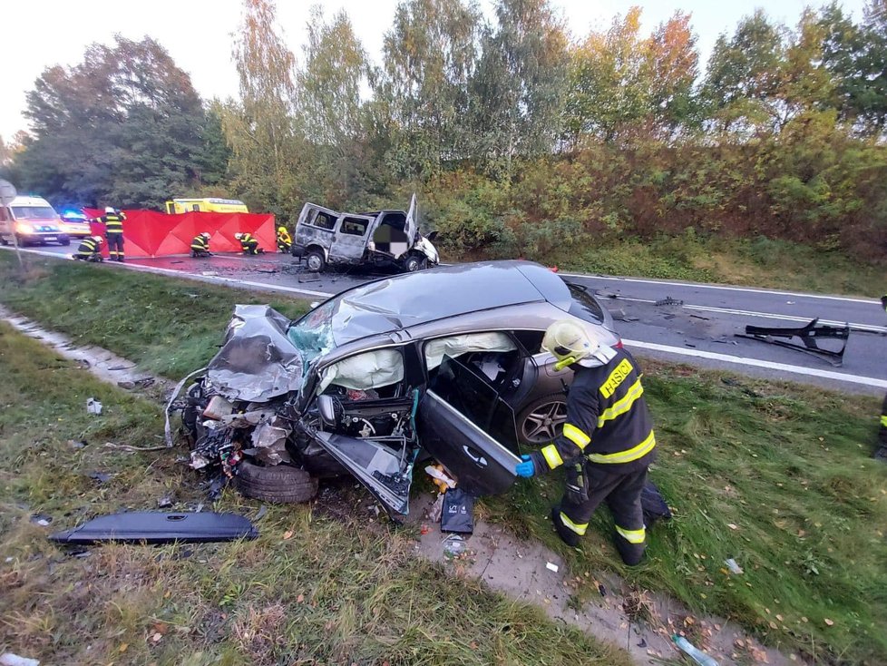 U Sazené na Kladensku na při nehodě dodávky a osobního auta zemřeli dva lidé. Další čtyři jsou zranění.  (13. října 2021)