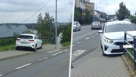 Auto bez řidiče v Kladně narazilo do zábradlí.