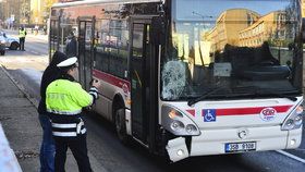 Řidička linkového autobusu srazila na přechodu chodce (33).