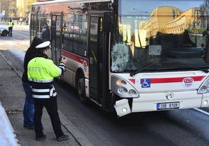 Řidička linkového autobusu srazila na přechodu chodce (33).