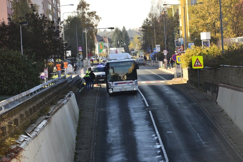 Řidička linkového autobusu srazila na přechodu chodce (33).