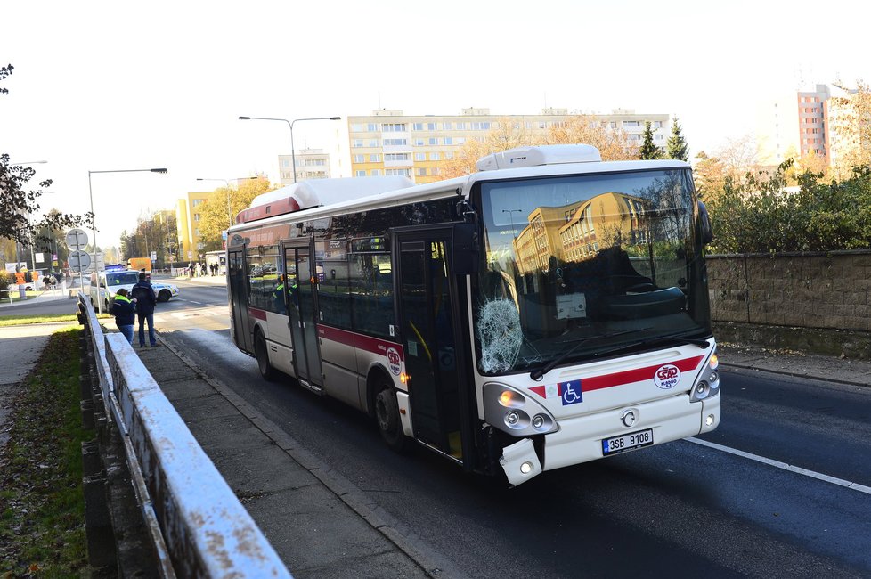 Řidička linkového autobusu srazila na přechodu chodce (33).