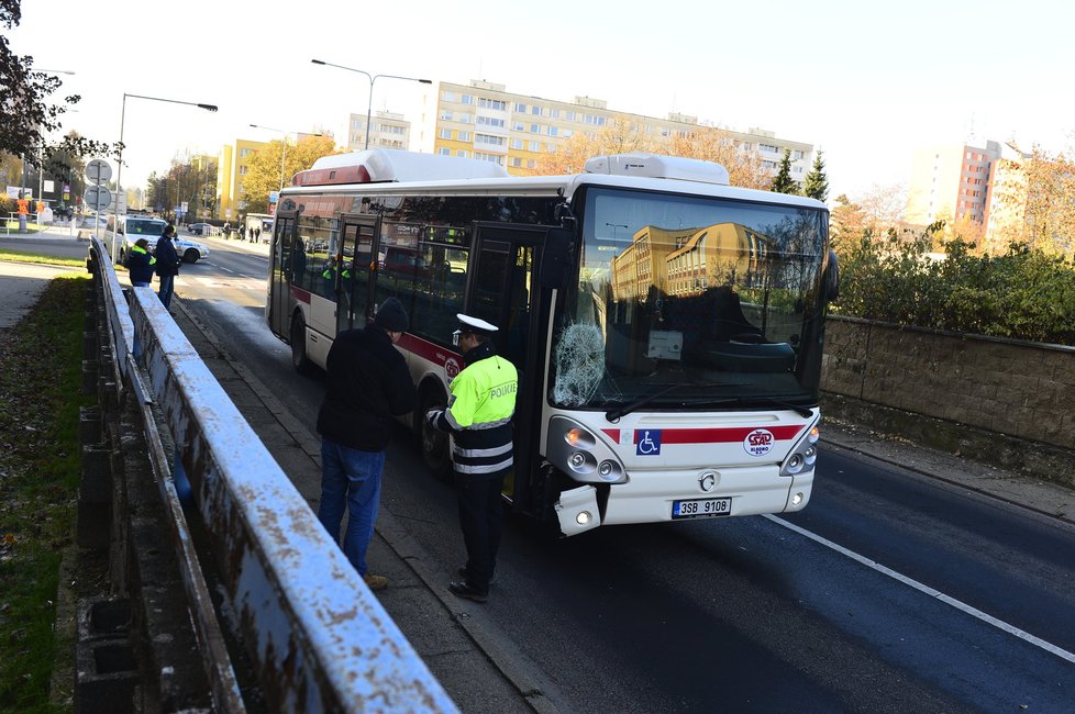 Řidička linkového autobusu srazila na přechodu chodce (33).