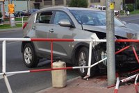 Tragická nehoda v Kladně. Řidič dostal infarkt a nepřežil náraz do lampy!