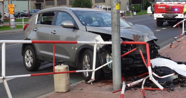 Tragická nehoda v Kladně. Řidič dostal infarkt a nepřežil náraz do lampy!