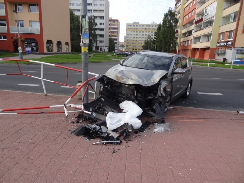 V Kladně došlo k tragické nehodě. Muže pravděpodobně postihla srdeční indispozice. Nárazem do sloupu však nepřežil!