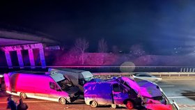 Vážná dopravní nehoda na Kladensku: Po srážce 4 dodávek utrpěli lidé zranění