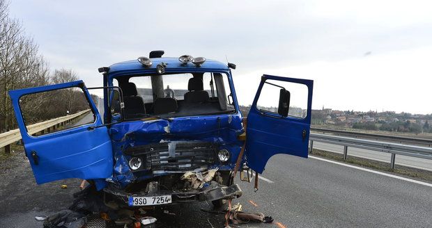 Vážná nehoda na dálnici z Prahy do Kladna: Do cisterny zezadu narazila avie