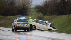 Smrtelná nehoda u Slaného: Řidič auta vjel do protisměru a čelně se srazil s kamionem