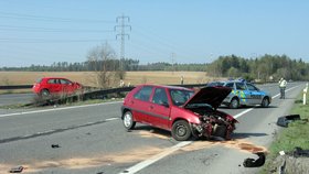 Rychlostní silnici R6 blokovala nehoda dvou osobních aut