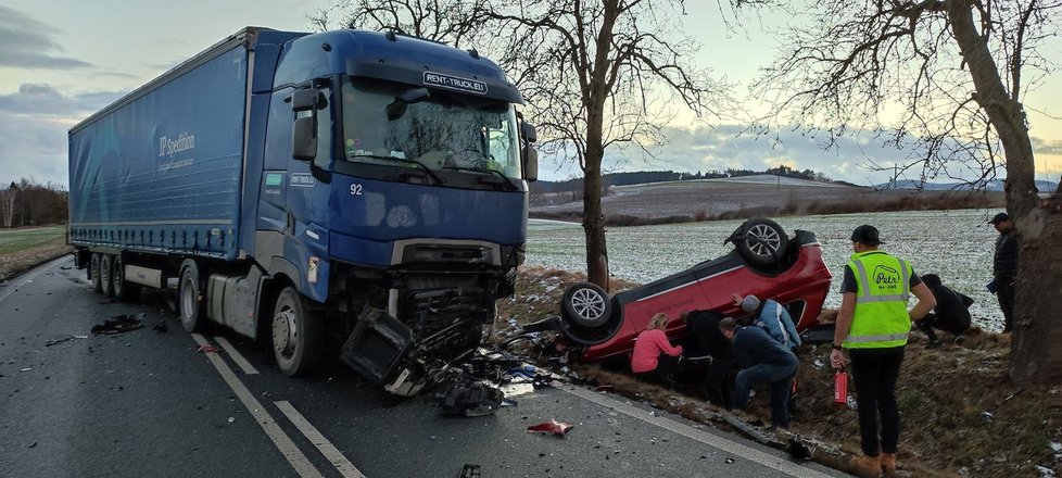 Řidič osobního auta skončil s těžkým zraněním v bezvědomí.