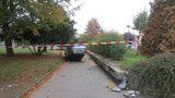 Řidič v Klatovech srazil chodce a začal ujíždět: Auto převrátil v parku na střechu