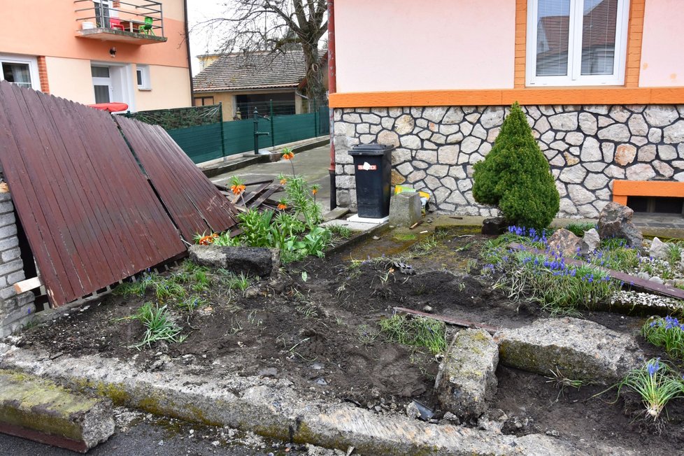 Majitel domku Pavel Darda (59) stojí u zničeného plotu. Chybělo pár vteřin a mohl být mrtvý.