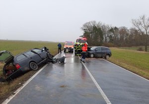 Dvaatřicetiletá řidička nepřežila nehodu u Kněževsi, srazilo ji předjíždějící auto v protisměru.