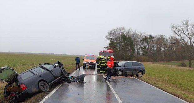 Dvaatřicetiletá řidička nepřežila nehodu u Kněževsi, srazilo ji předjíždějící auto v protisměru.