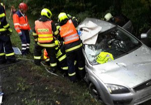 Přibližně dvě a půl hodiny byl omezen provoz na silnici I/54 u Kobeřic. Hasiči tam zasahovali u havárie osobního auta, které skončilo v příkopu.