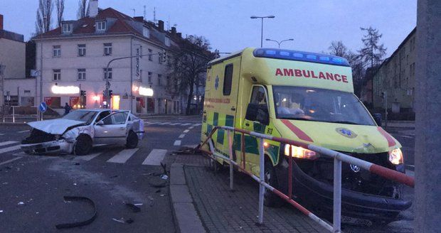 Vážná nehoda na Kobyliském náměstí: Srazila se sanitka s osobním autem, nefungují semafory