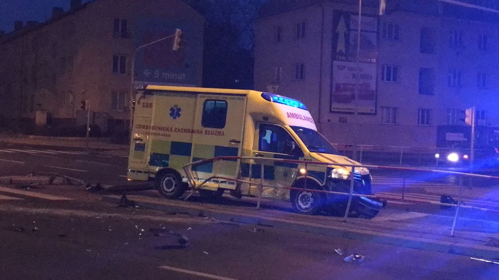Na Kobyliském náměstí se srazilo auto záchranářů s osobním.