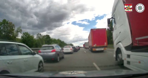 Asistence policie pomohla rychle převézt holčičku na vyšetření do nemocnice.