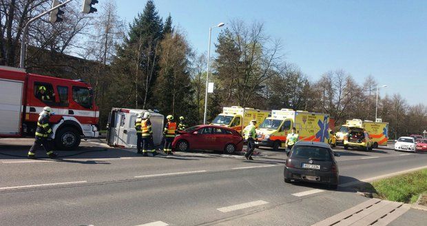 Vážná dopravní nehoda ve Vysočanech: Dodávka skončila na boku