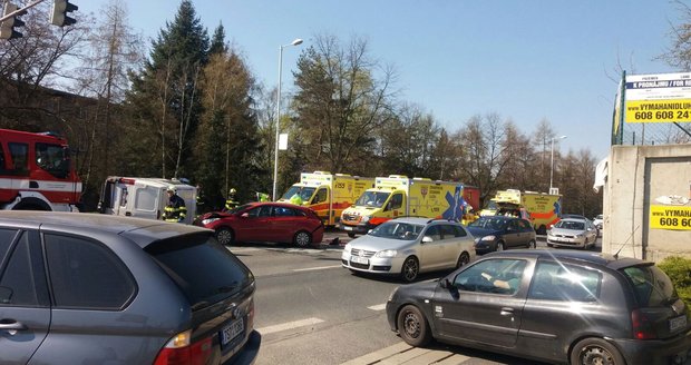 V Kolbenově ulici ve Vysočanech došlo k vážené dopravní nehodě. Dodávka po střetu s jiným vozidlem skončila na boku.