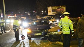 Zdánlivě banální nehoda v Kolbenově ulici. Z Renaultu vylezl pobodaný muž