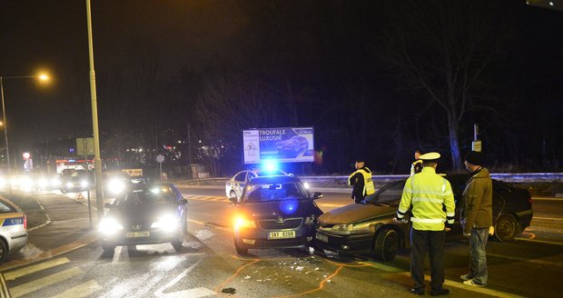 Zdrogovaný sedmnáctiletý kluk naboural kradeným vozem v Brně devět aut. (ilustrační foto)