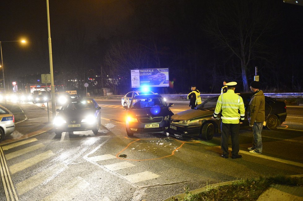 Zdánlivě banální nehoda v Kolbenově ulici. Z Renaultu vylezl pobodaný muž