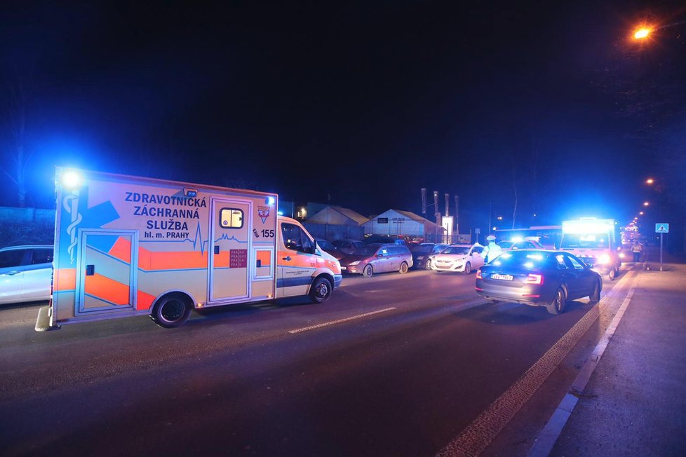 V Kolbenově ulici srazil ve středu večer osobní automobil dva chodce.
